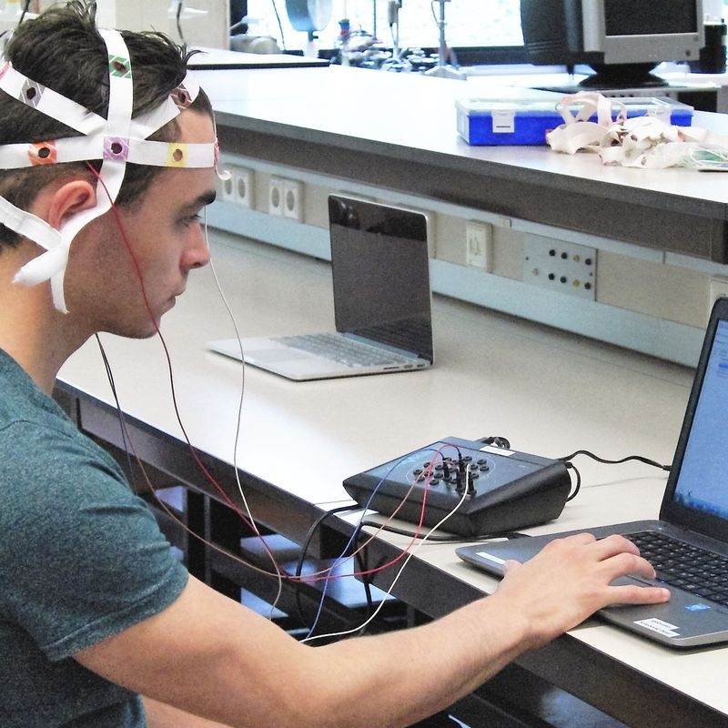 Demonstratie van het meten van hersenactiviteit: EEG loading=
